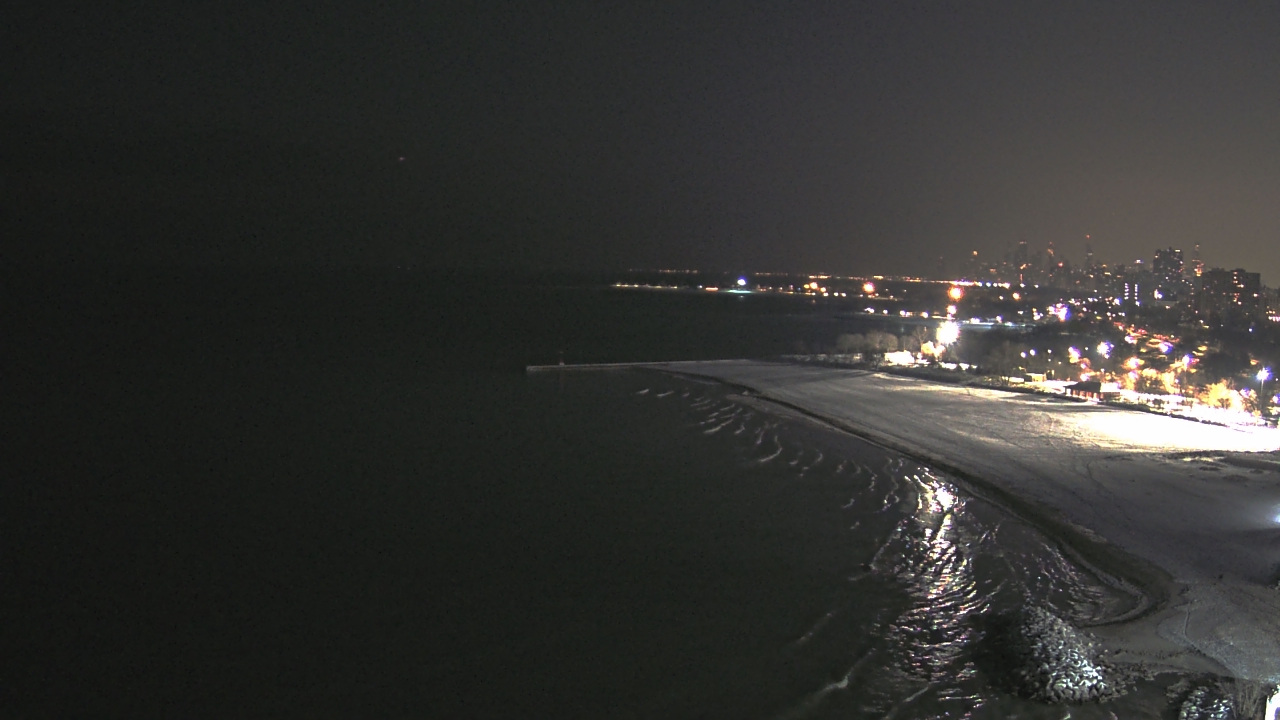 Thumbnail for current weather camera view from Edgewater Beach in Chicago, Illinois