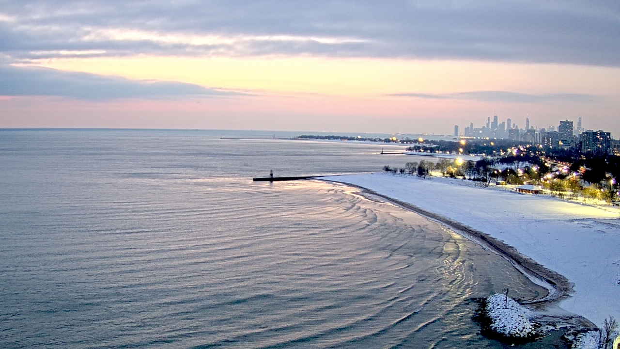 Thumbnail for current weather camera view from Edgewater Beach in Chicago, Illinois