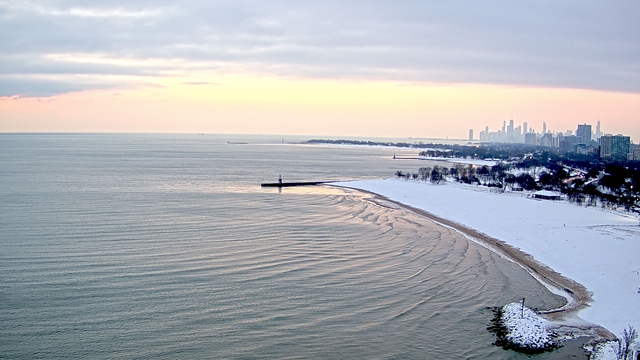 Thumbnail for current weather camera view from Edgewater Beach in Chicago, Illinois