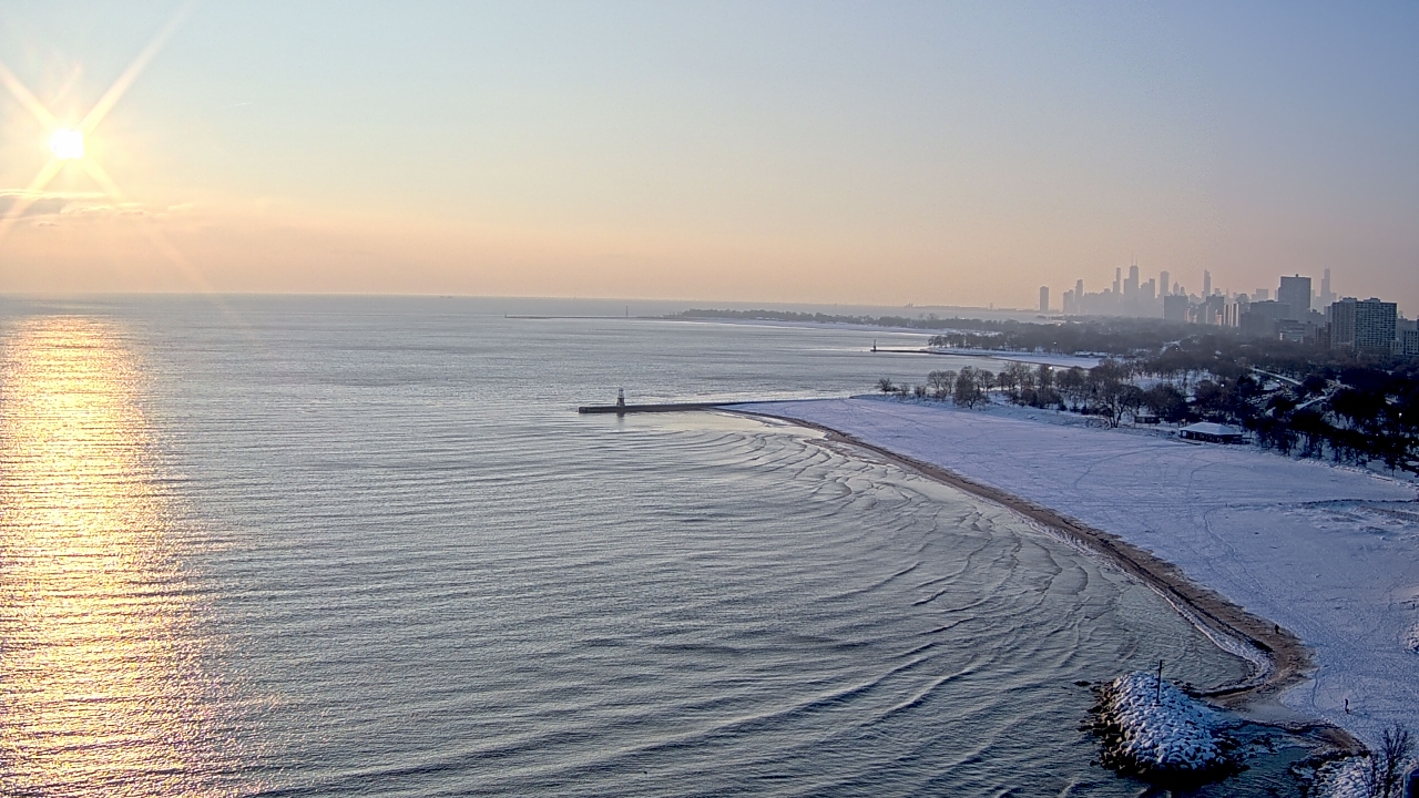 Thumbnail for current weather camera view from Edgewater Beach in Chicago, Illinois