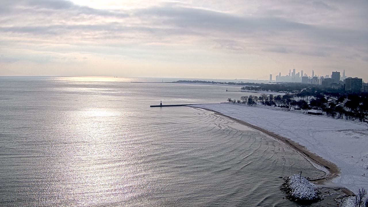 Thumbnail for current weather camera view from Edgewater Beach in Chicago, Illinois