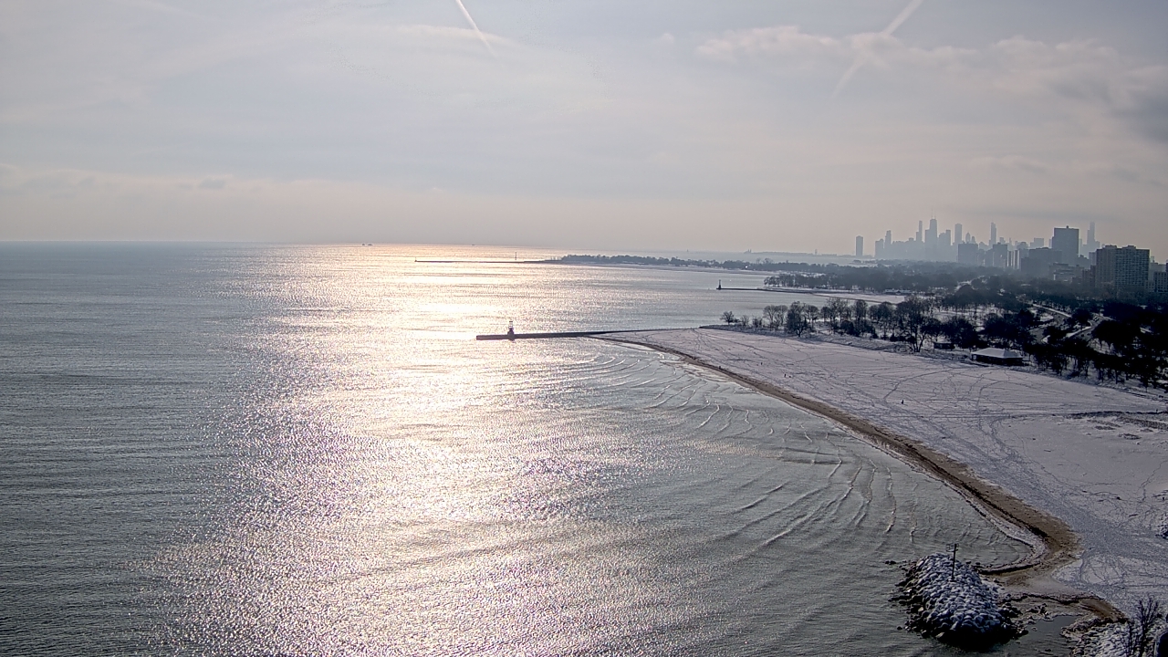 Thumbnail for current weather camera view from Edgewater Beach in Chicago, Illinois