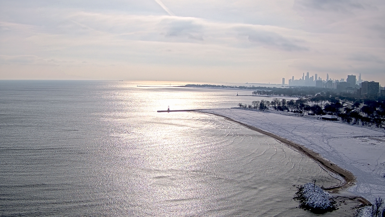 Thumbnail for current weather camera view from Edgewater Beach in Chicago, Illinois
