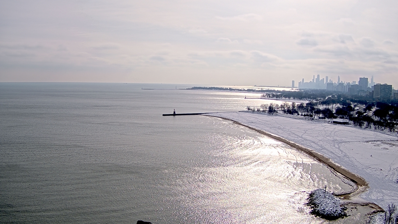 Thumbnail for current weather camera view from Edgewater Beach in Chicago, Illinois