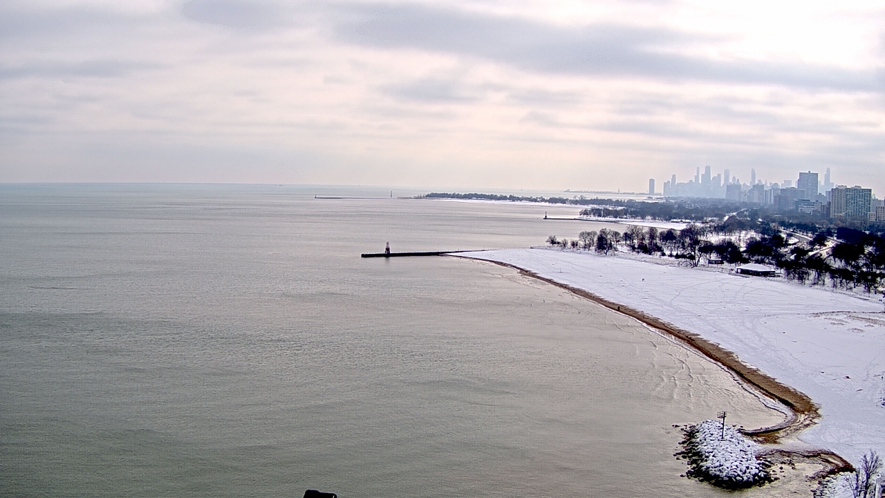 Thumbnail for current weather camera view from Edgewater Beach in Chicago, Illinois