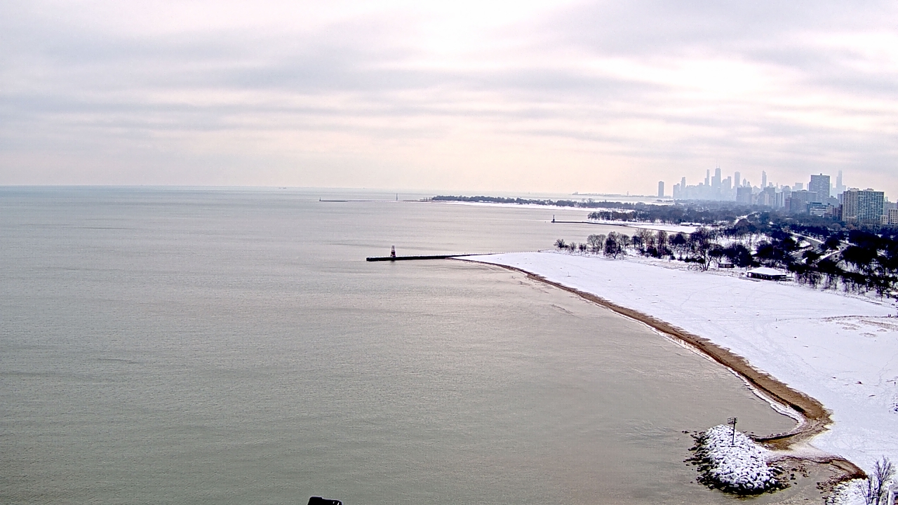 Thumbnail for current weather camera view from Edgewater Beach in Chicago, Illinois