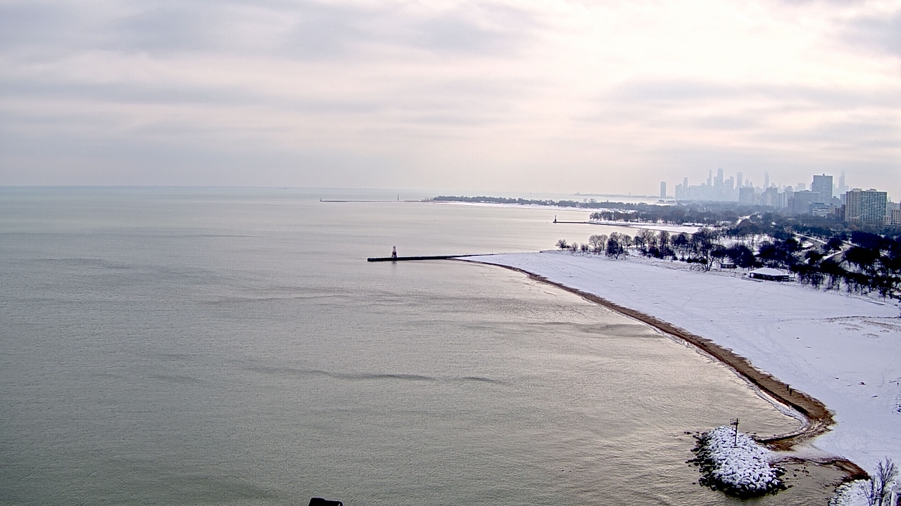 Thumbnail for current weather camera view from Edgewater Beach in Chicago, Illinois