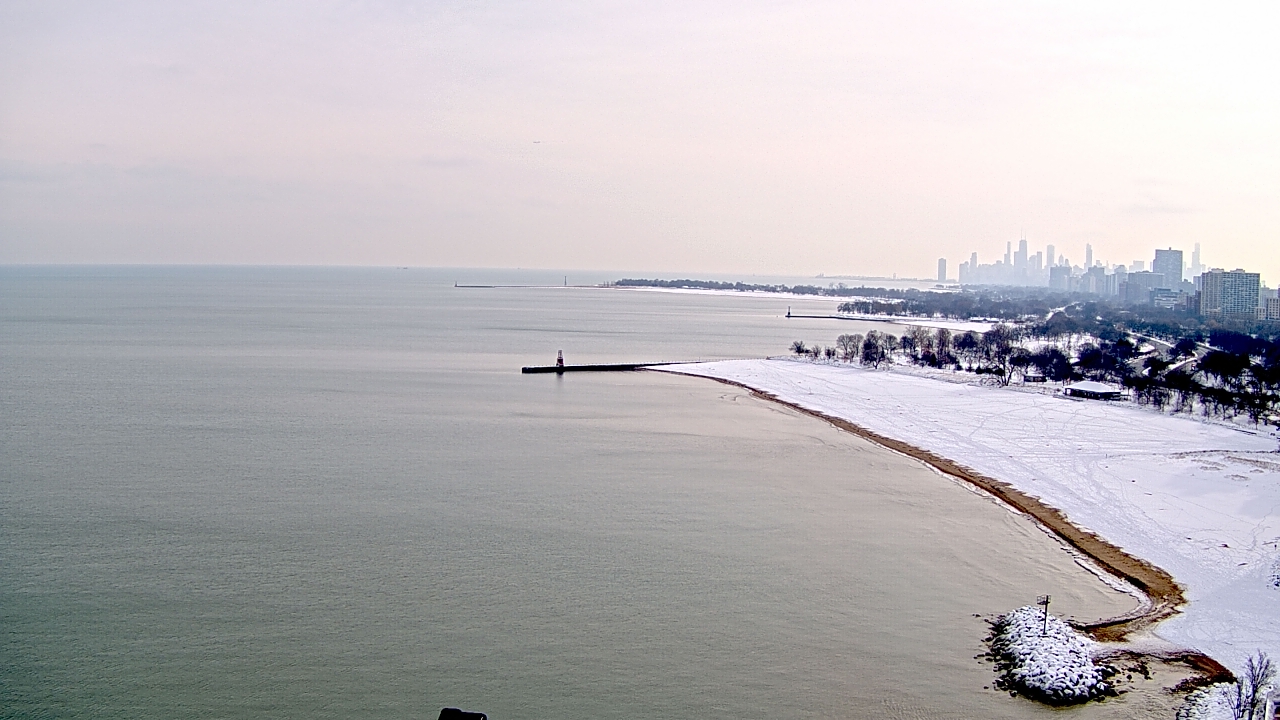 Thumbnail for current weather camera view from Edgewater Beach in Chicago, Illinois