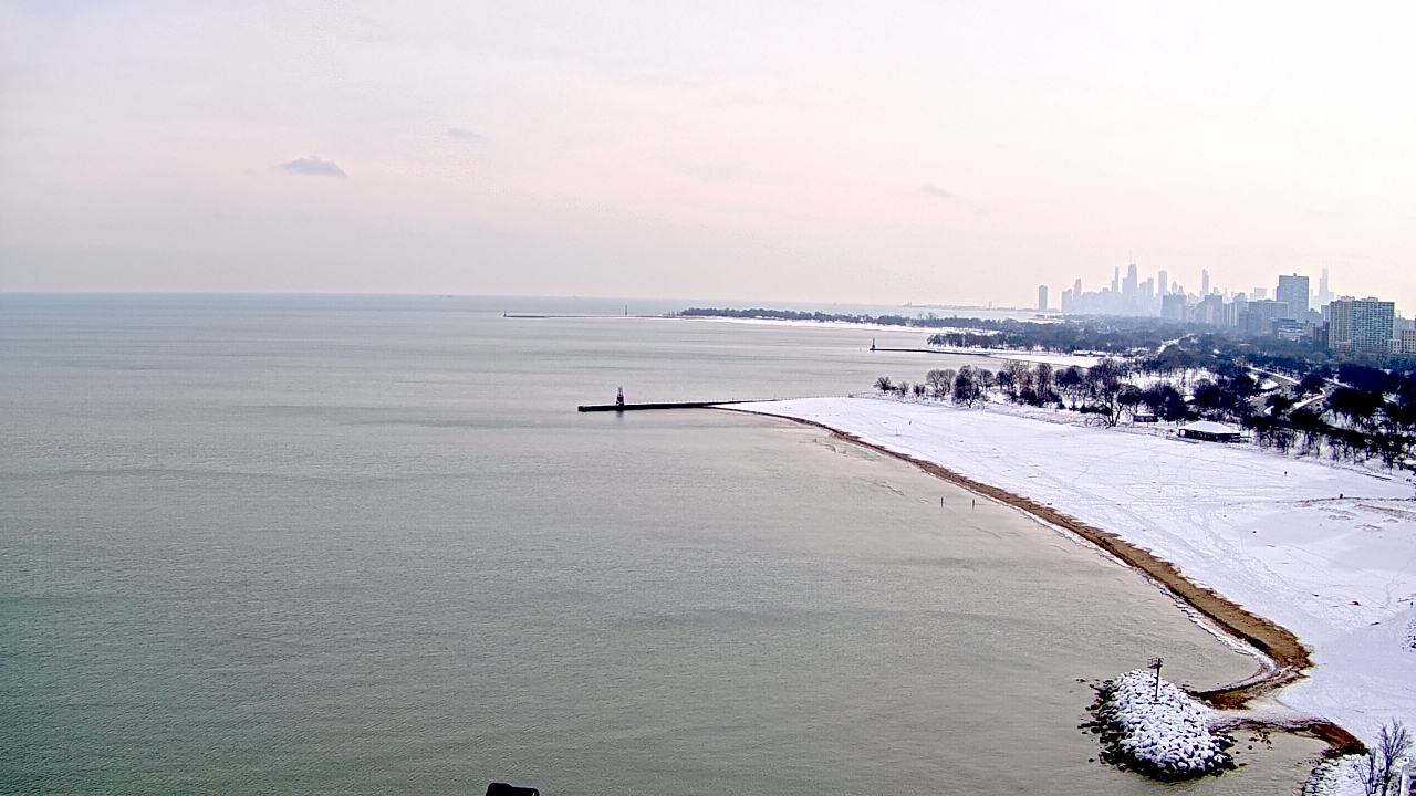 Thumbnail for current weather camera view from Edgewater Beach in Chicago, Illinois