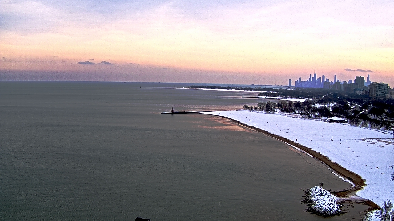 Thumbnail for current weather camera view from Edgewater Beach in Chicago, Illinois