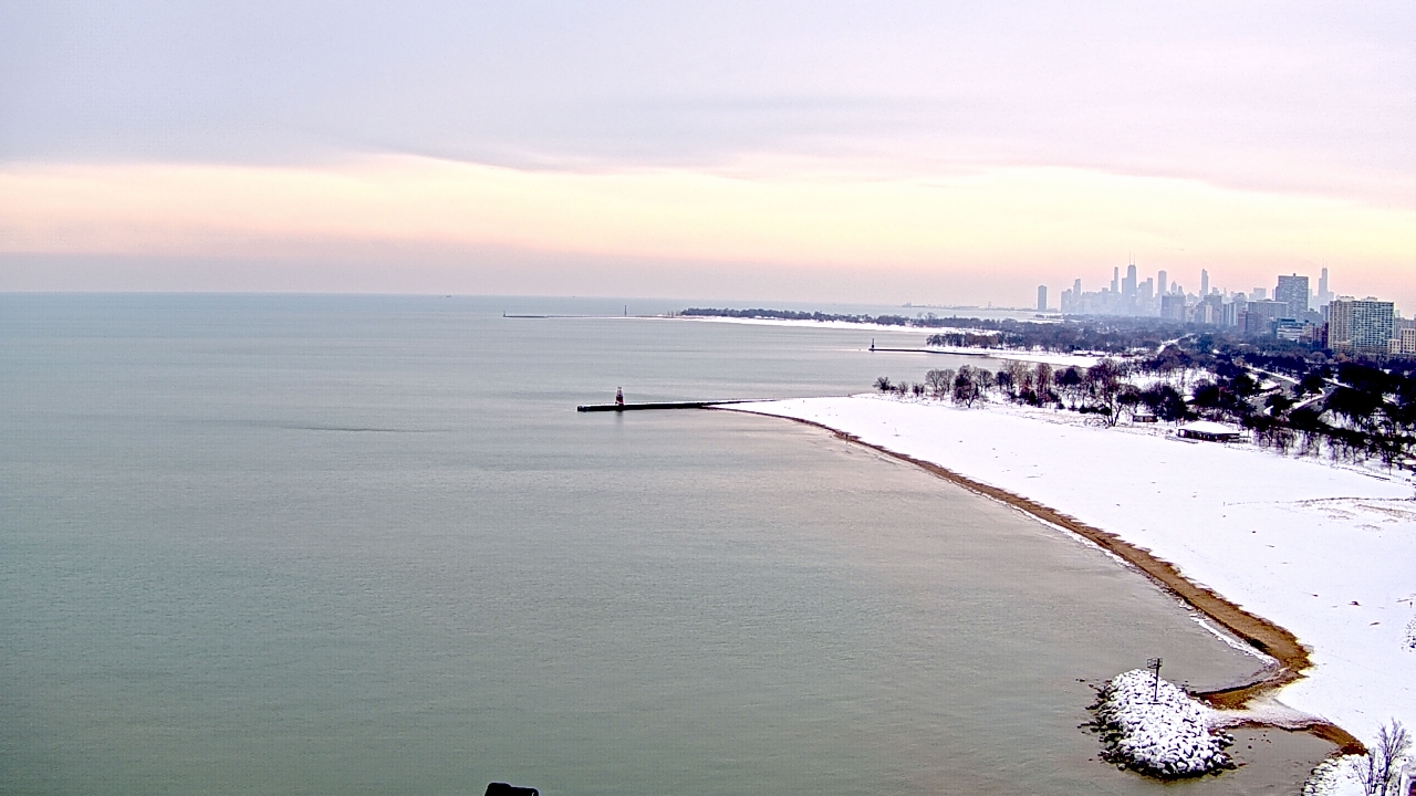 Thumbnail for current weather camera view from Edgewater Beach in Chicago, Illinois