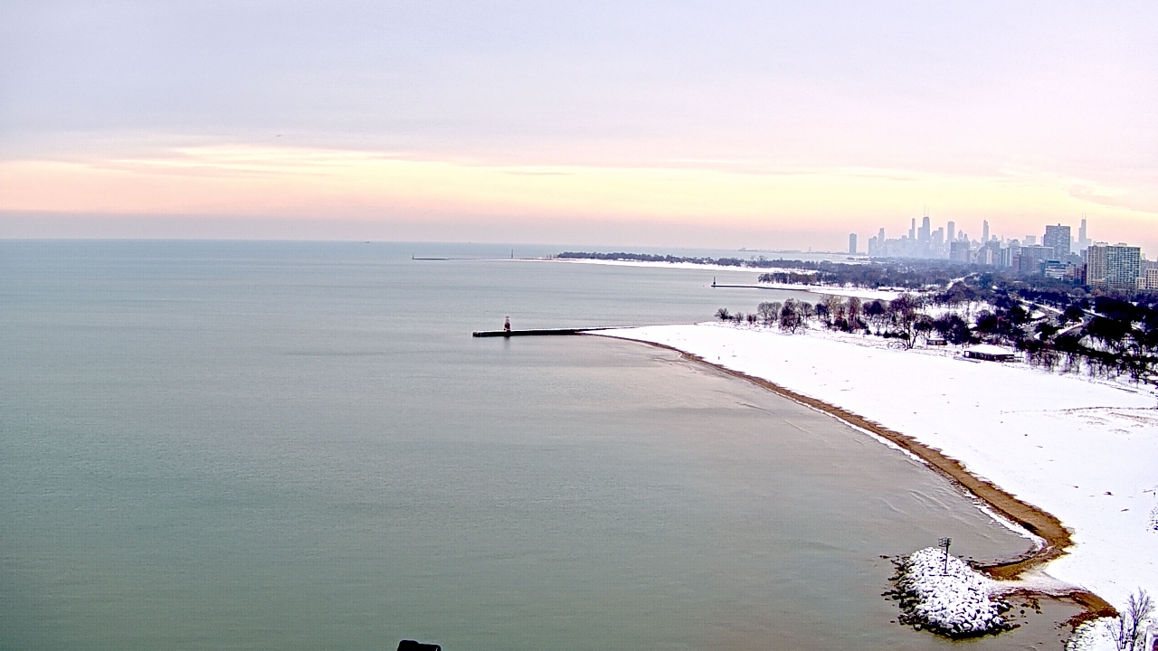 Thumbnail for current weather camera view from Edgewater Beach in Chicago, Illinois