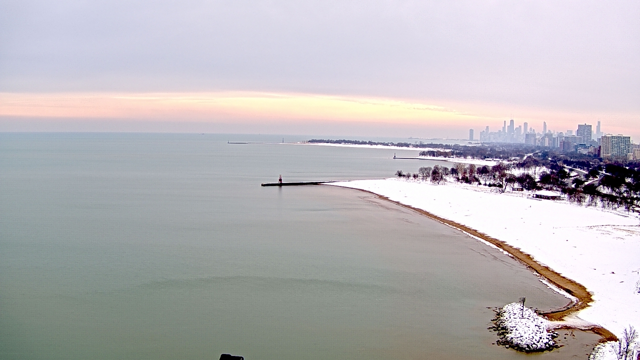 Thumbnail for current weather camera view from Edgewater Beach in Chicago, Illinois