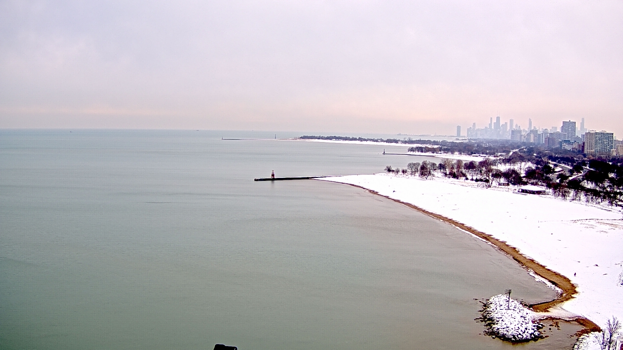 Thumbnail for current weather camera view from Edgewater Beach in Chicago, Illinois