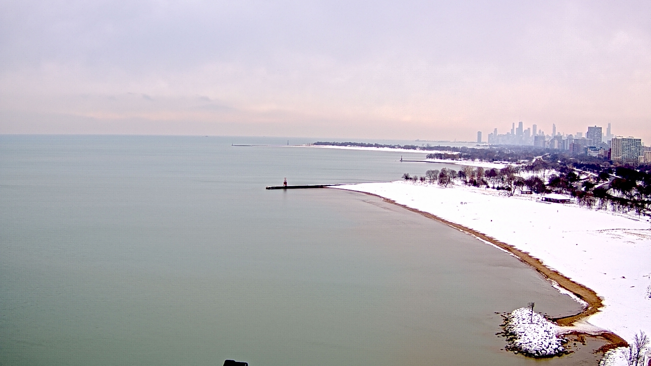 Thumbnail for current weather camera view from Edgewater Beach in Chicago, Illinois