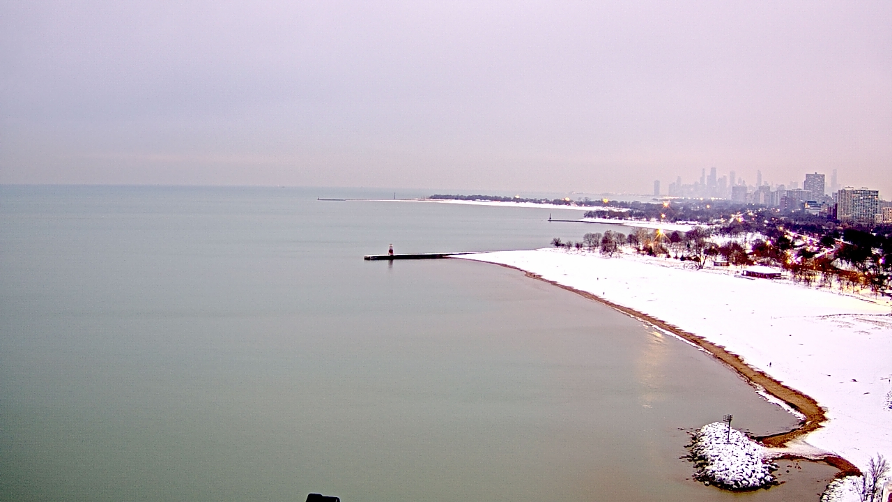 Thumbnail for current weather camera view from Edgewater Beach in Chicago, Illinois