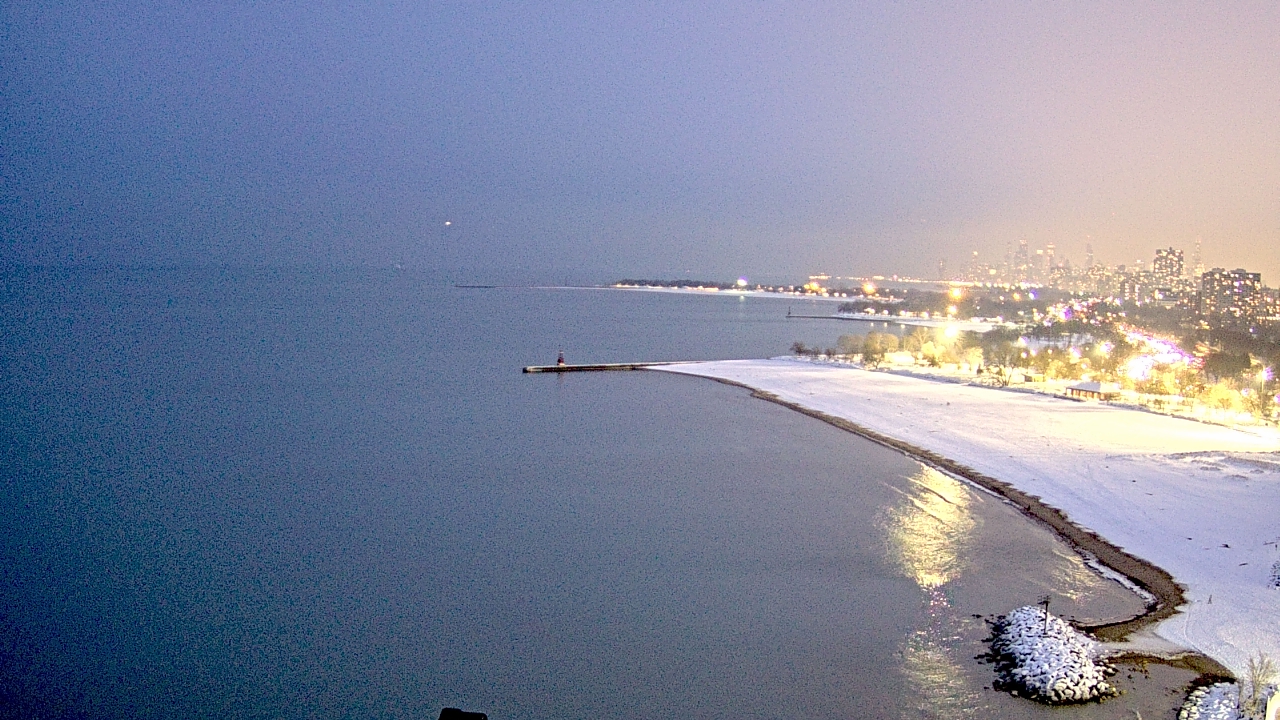 Thumbnail for current weather camera view from Edgewater Beach in Chicago, Illinois