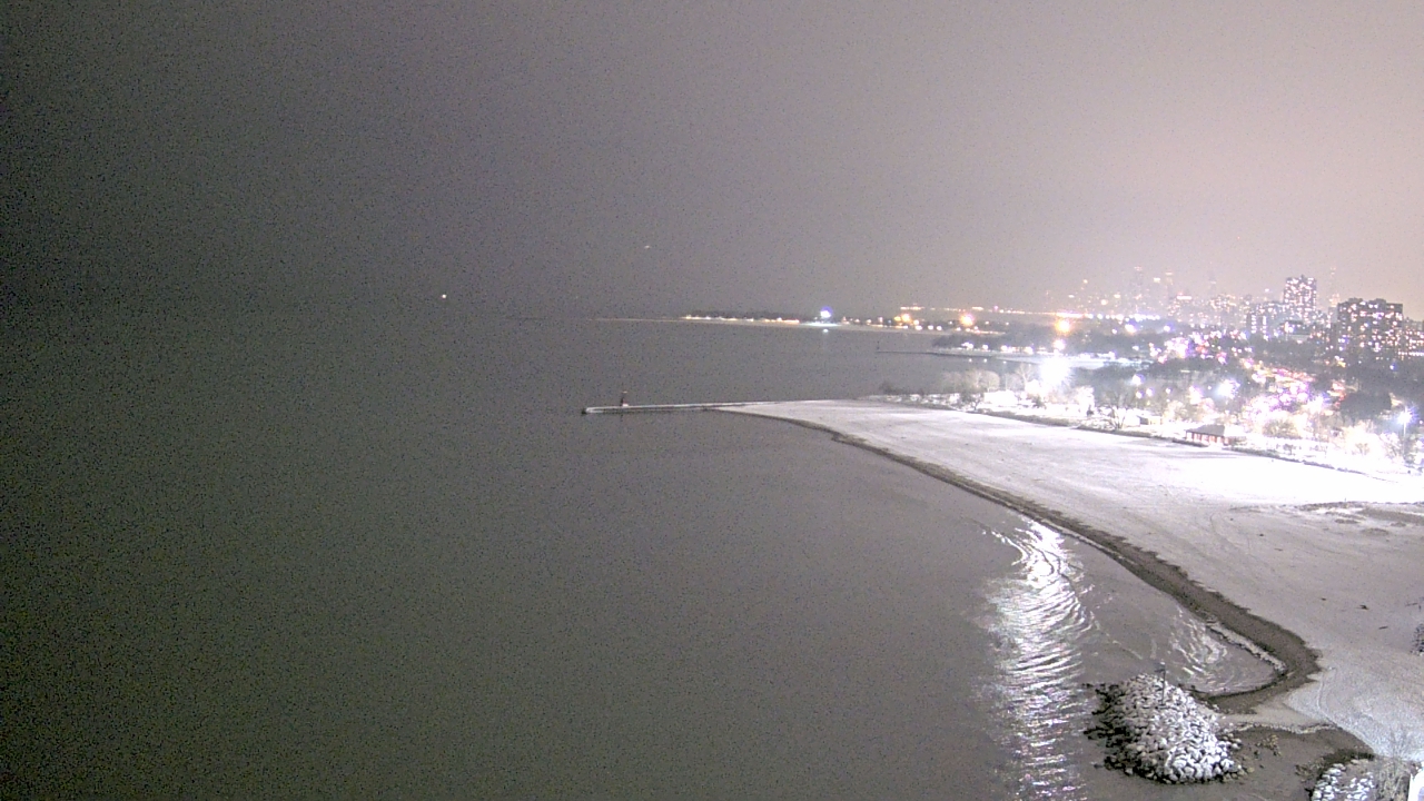 Thumbnail for current weather camera view from Edgewater Beach in Chicago, Illinois