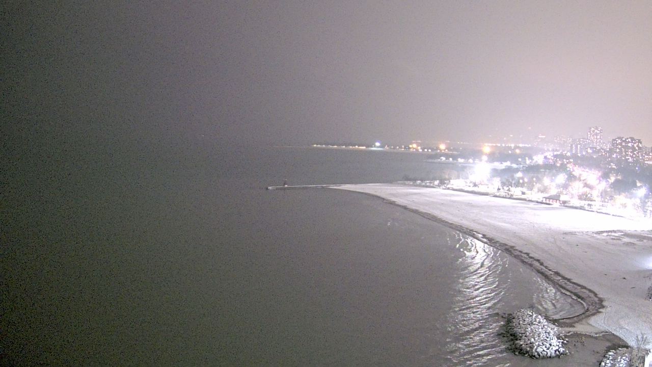 Thumbnail for current weather camera view from Edgewater Beach in Chicago, Illinois