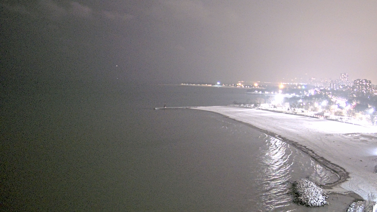 Thumbnail for current weather camera view from Edgewater Beach in Chicago, Illinois