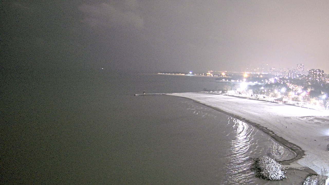 Thumbnail for current weather camera view from Edgewater Beach in Chicago, Illinois