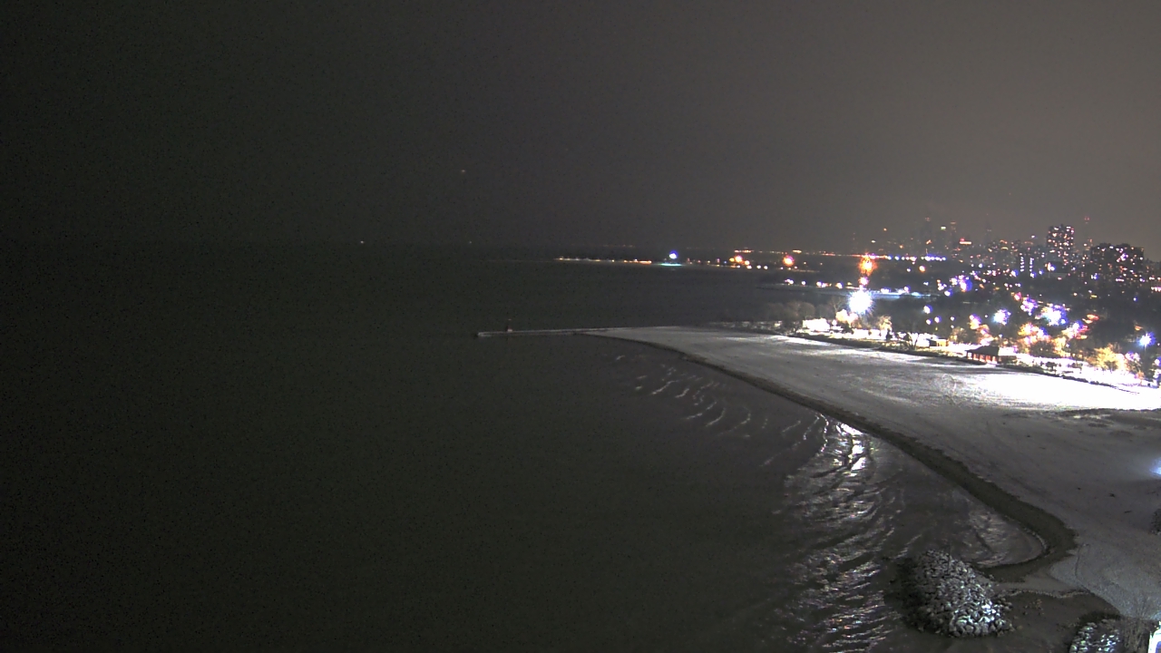 Thumbnail for current weather camera view from Edgewater Beach in Chicago, Illinois