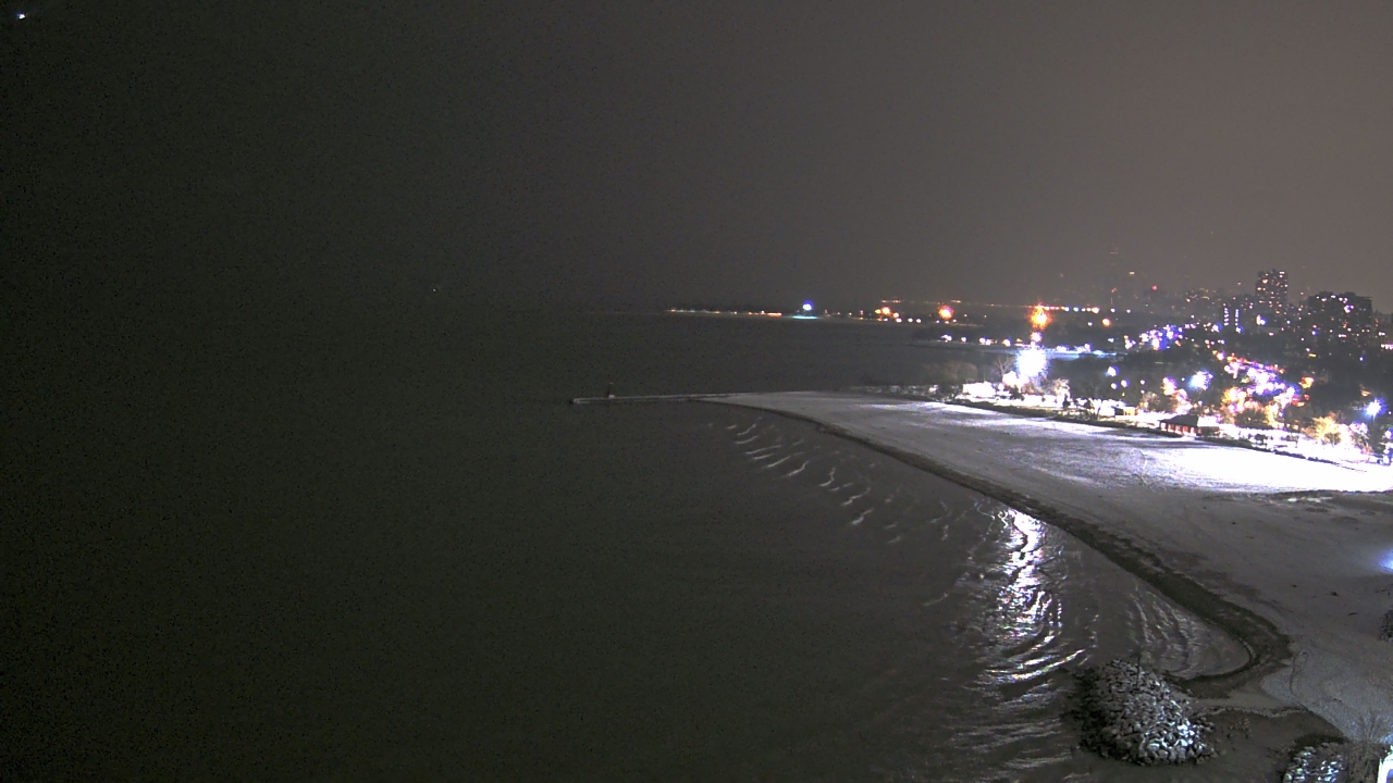 Thumbnail for current weather camera view from Edgewater Beach in Chicago, Illinois