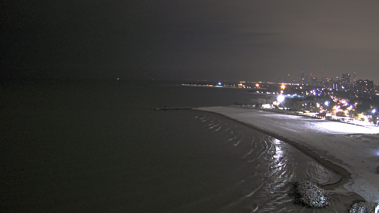 Thumbnail for current weather camera view from Edgewater Beach in Chicago, Illinois