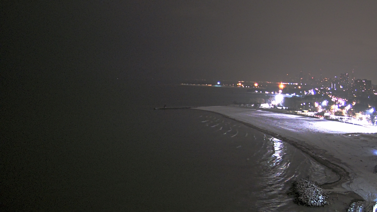 Thumbnail for current weather camera view from Edgewater Beach in Chicago, Illinois