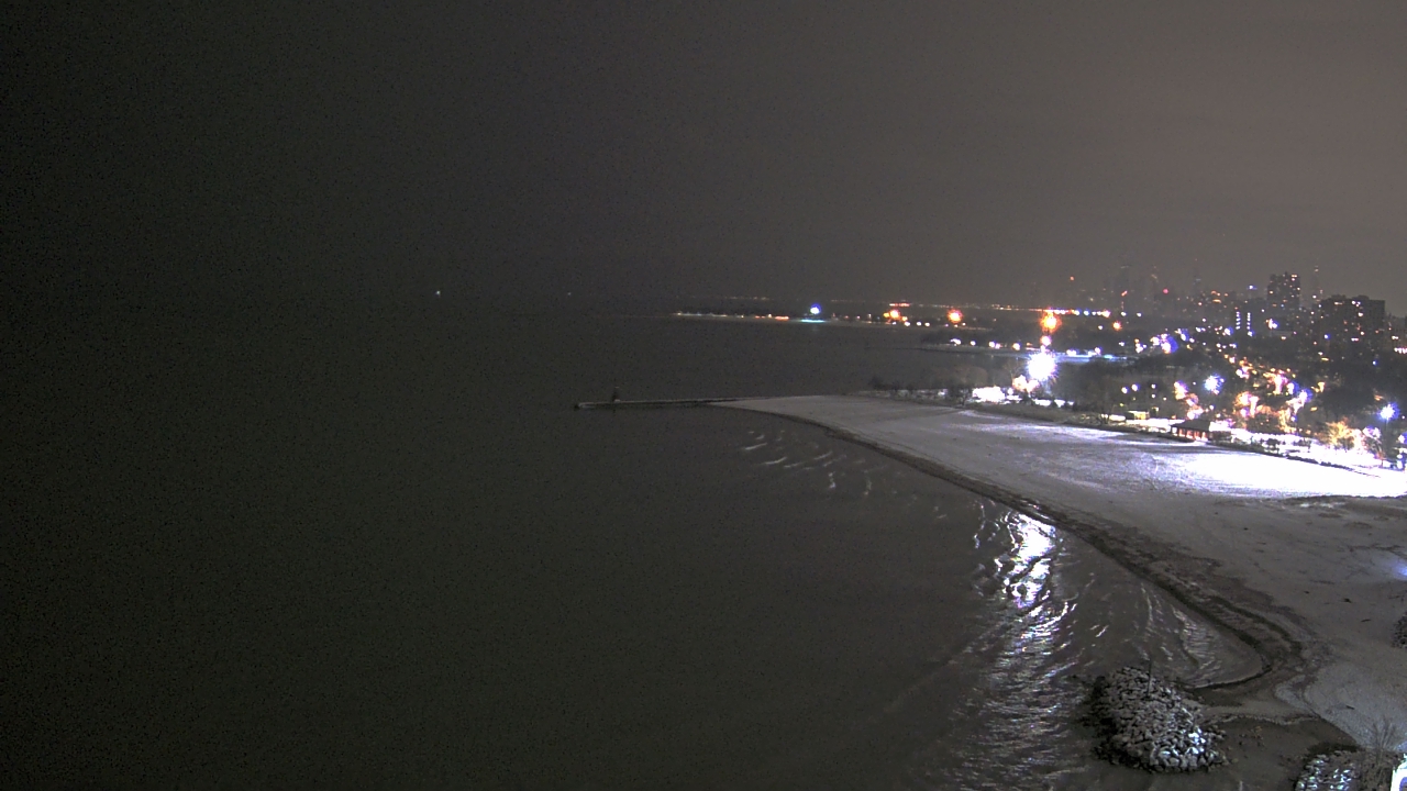 Thumbnail for current weather camera view from Edgewater Beach in Chicago, Illinois