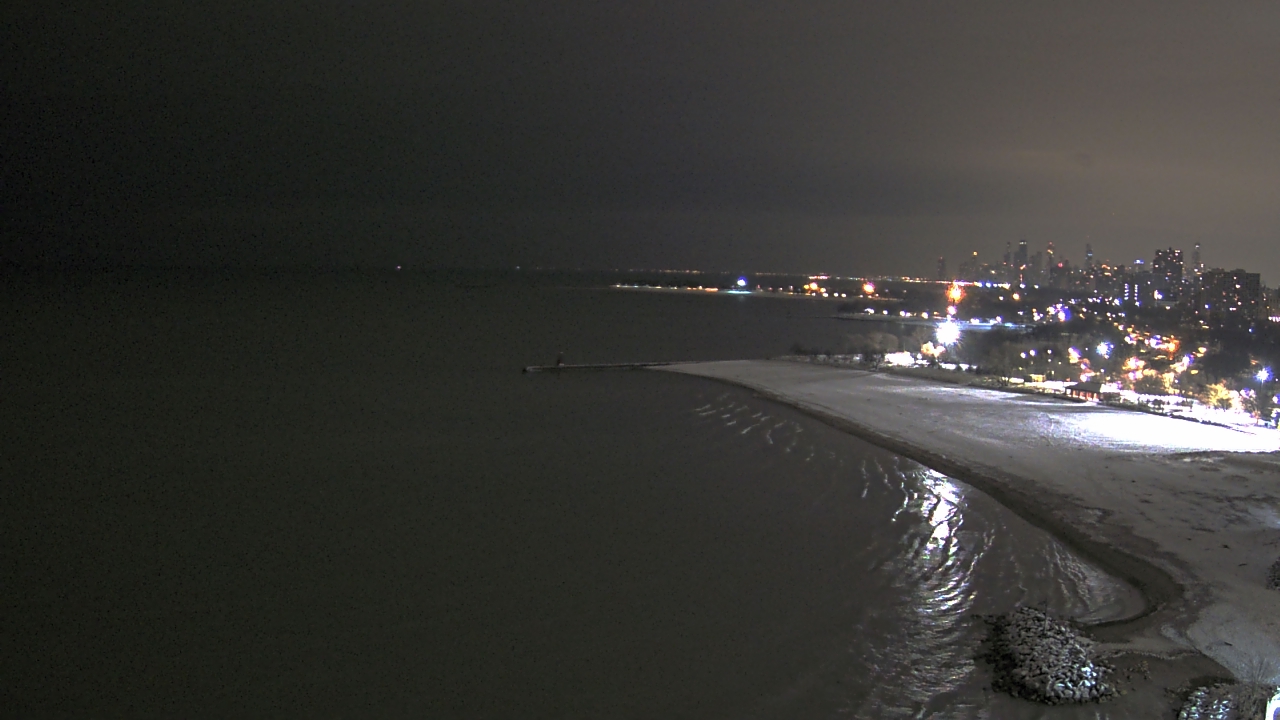 Thumbnail for current weather camera view from Edgewater Beach in Chicago, Illinois