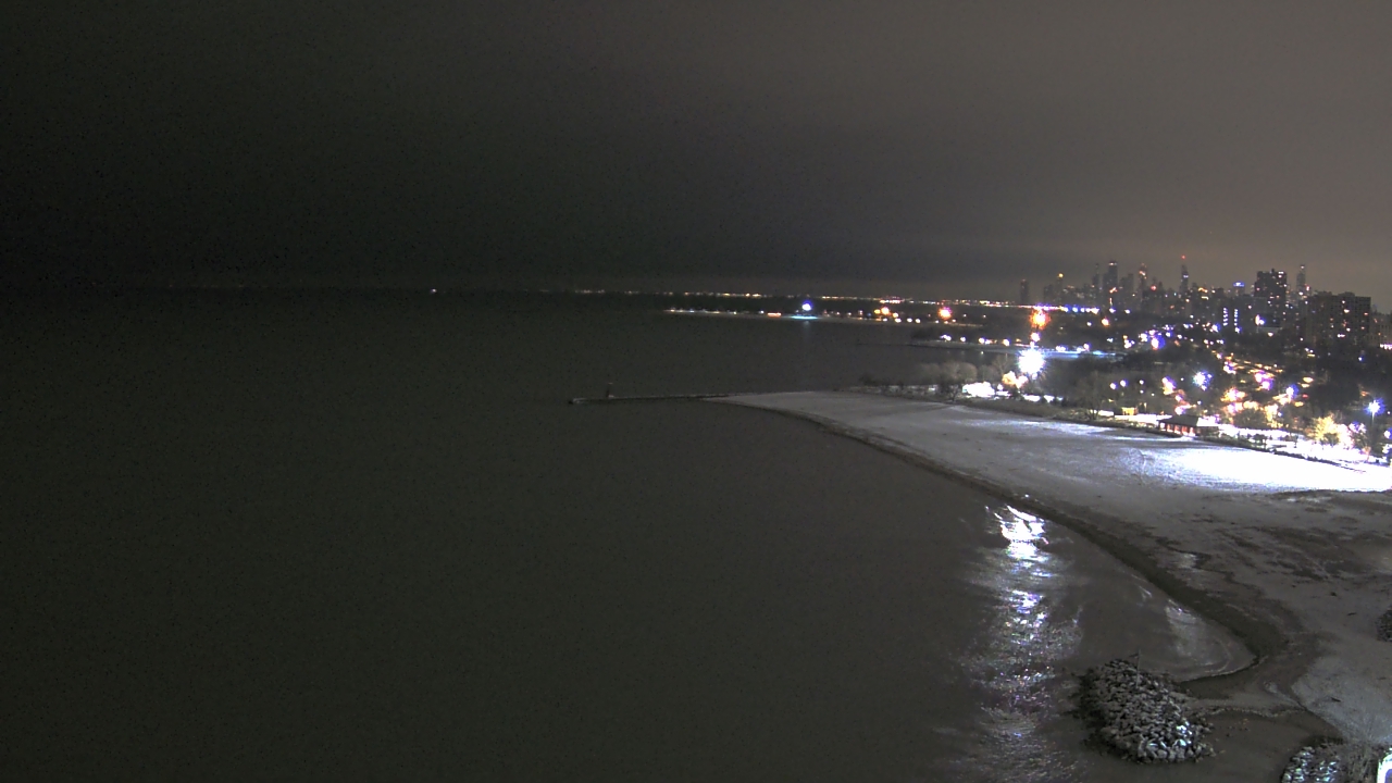 Thumbnail for current weather camera view from Edgewater Beach in Chicago, Illinois