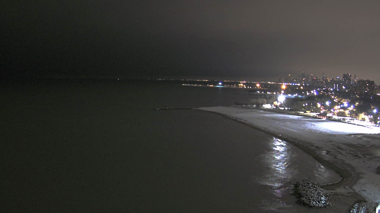 Thumbnail for current weather camera view from Edgewater Beach in Chicago, Illinois