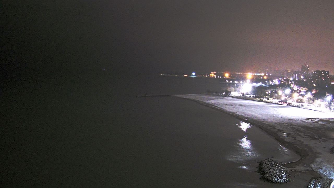 Thumbnail for current weather camera view from Edgewater Beach in Chicago, Illinois