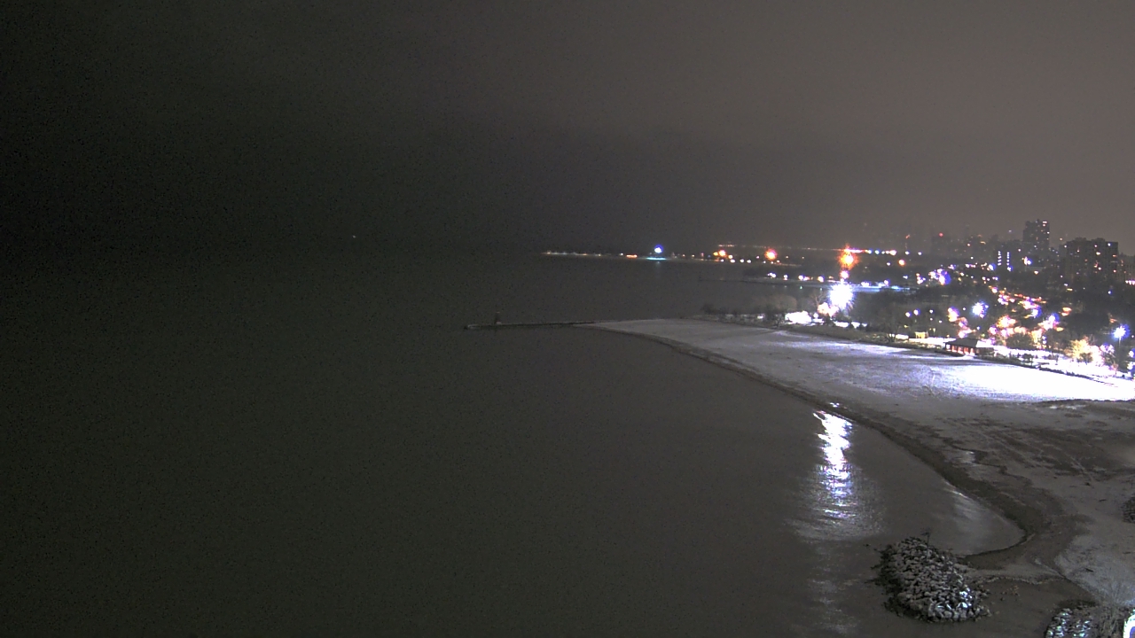 Thumbnail for current weather camera view from Edgewater Beach in Chicago, Illinois