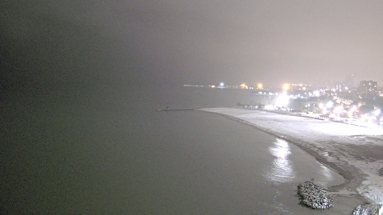 Thumbnail for current weather camera view from Edgewater Beach in Chicago, Illinois