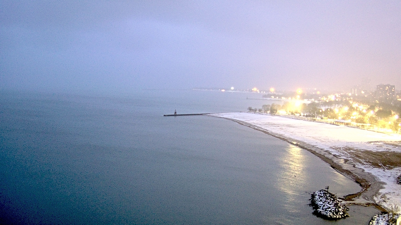 Thumbnail for current weather camera view from Edgewater Beach in Chicago, Illinois