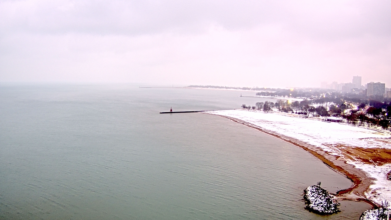 Thumbnail for current weather camera view from Edgewater Beach in Chicago, Illinois