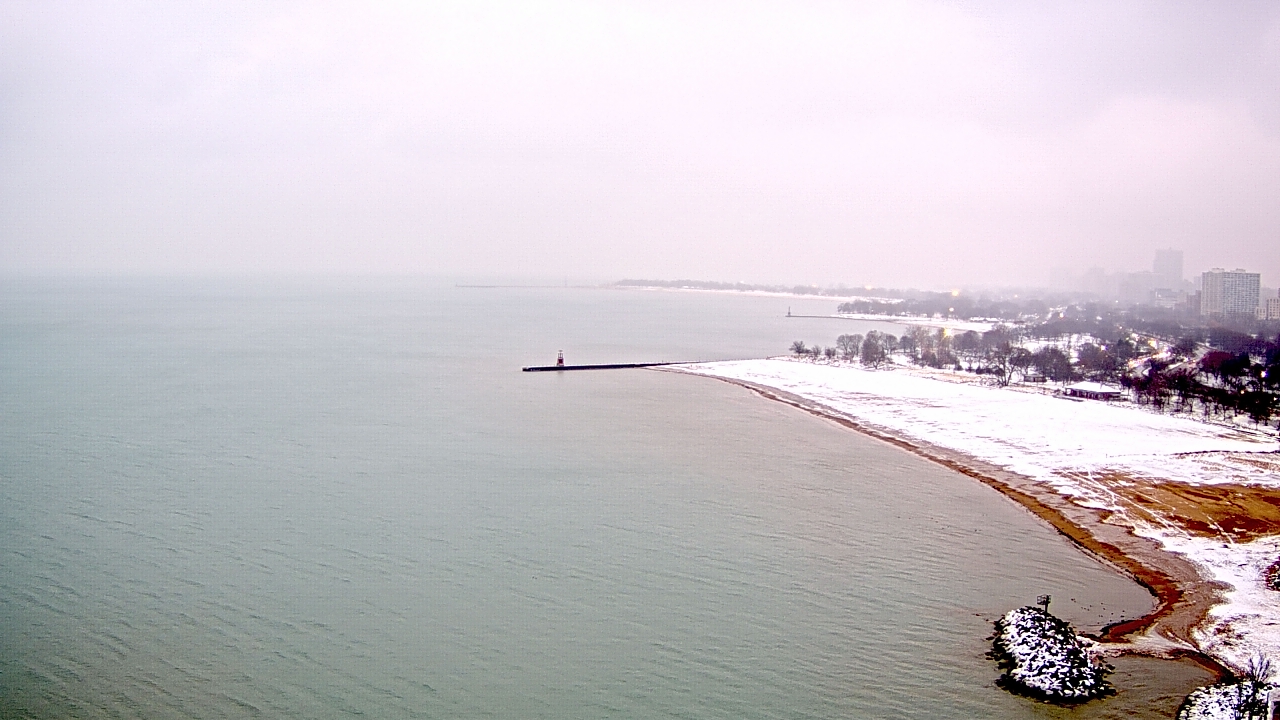 Thumbnail for current weather camera view from Edgewater Beach in Chicago, Illinois