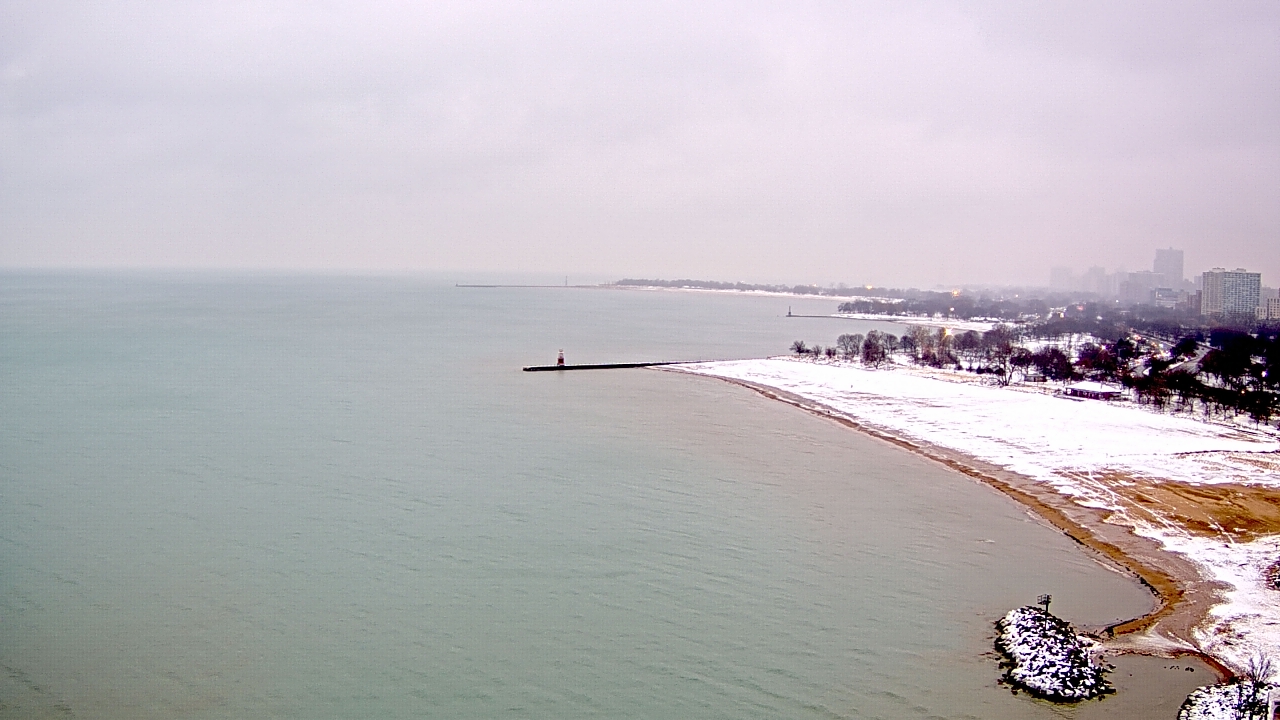 Thumbnail for current weather camera view from Edgewater Beach in Chicago, Illinois