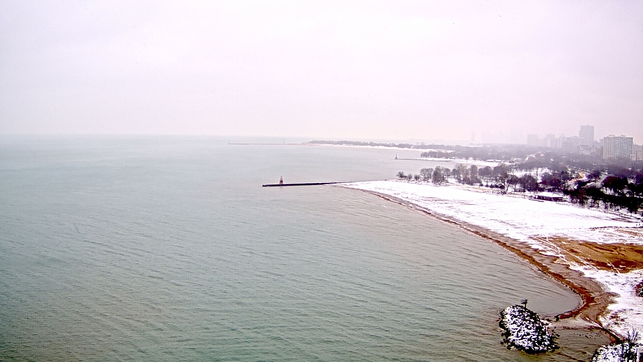 Thumbnail for current weather camera view from Edgewater Beach in Chicago, Illinois