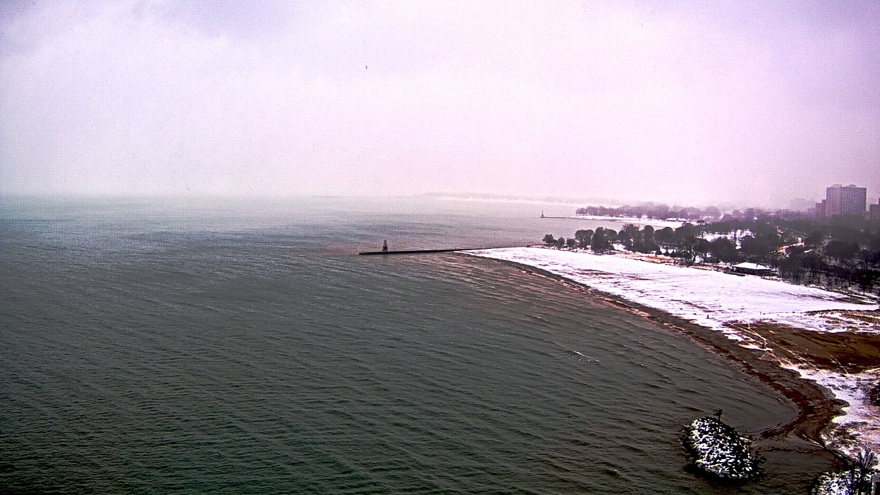 Thumbnail for current weather camera view from Edgewater Beach in Chicago, Illinois