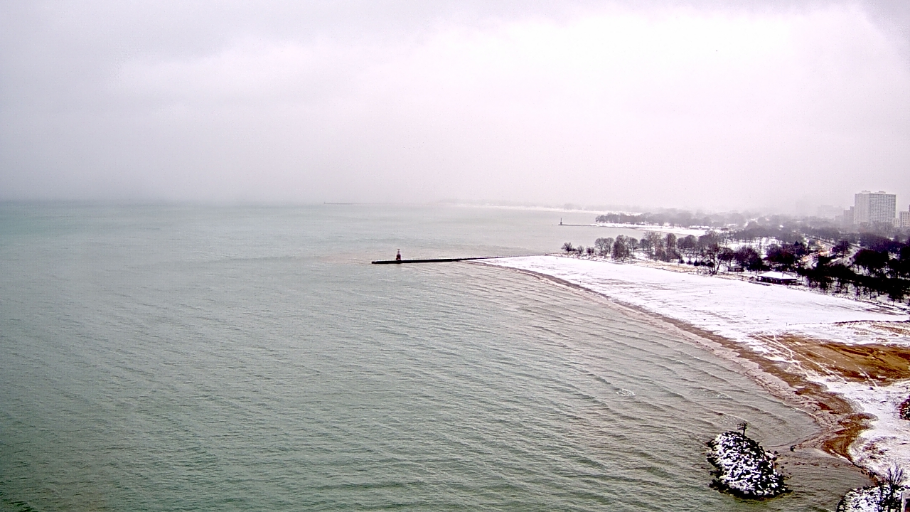 Thumbnail for current weather camera view from Edgewater Beach in Chicago, Illinois
