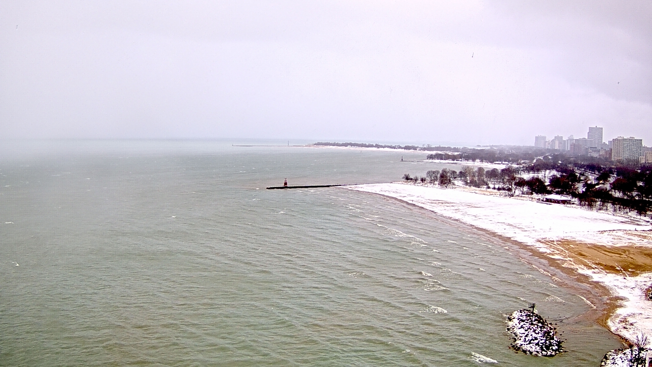 Thumbnail for current weather camera view from Edgewater Beach in Chicago, Illinois