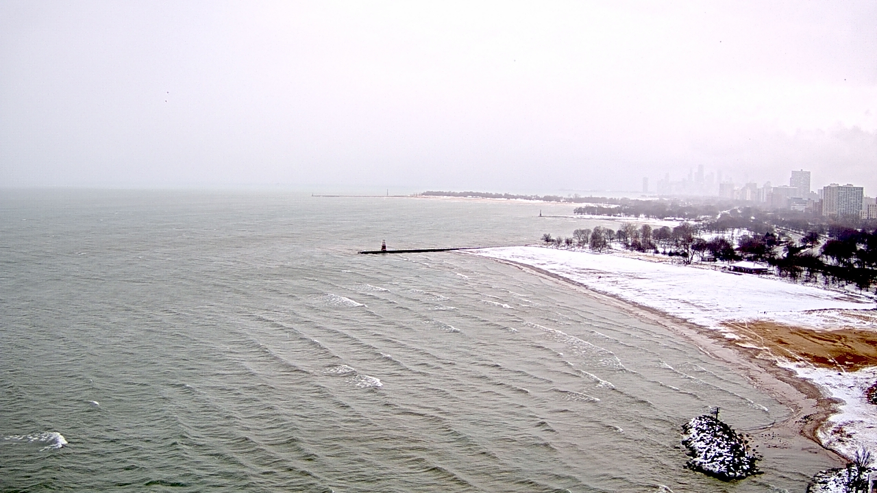 Thumbnail for current weather camera view from Edgewater Beach in Chicago, Illinois