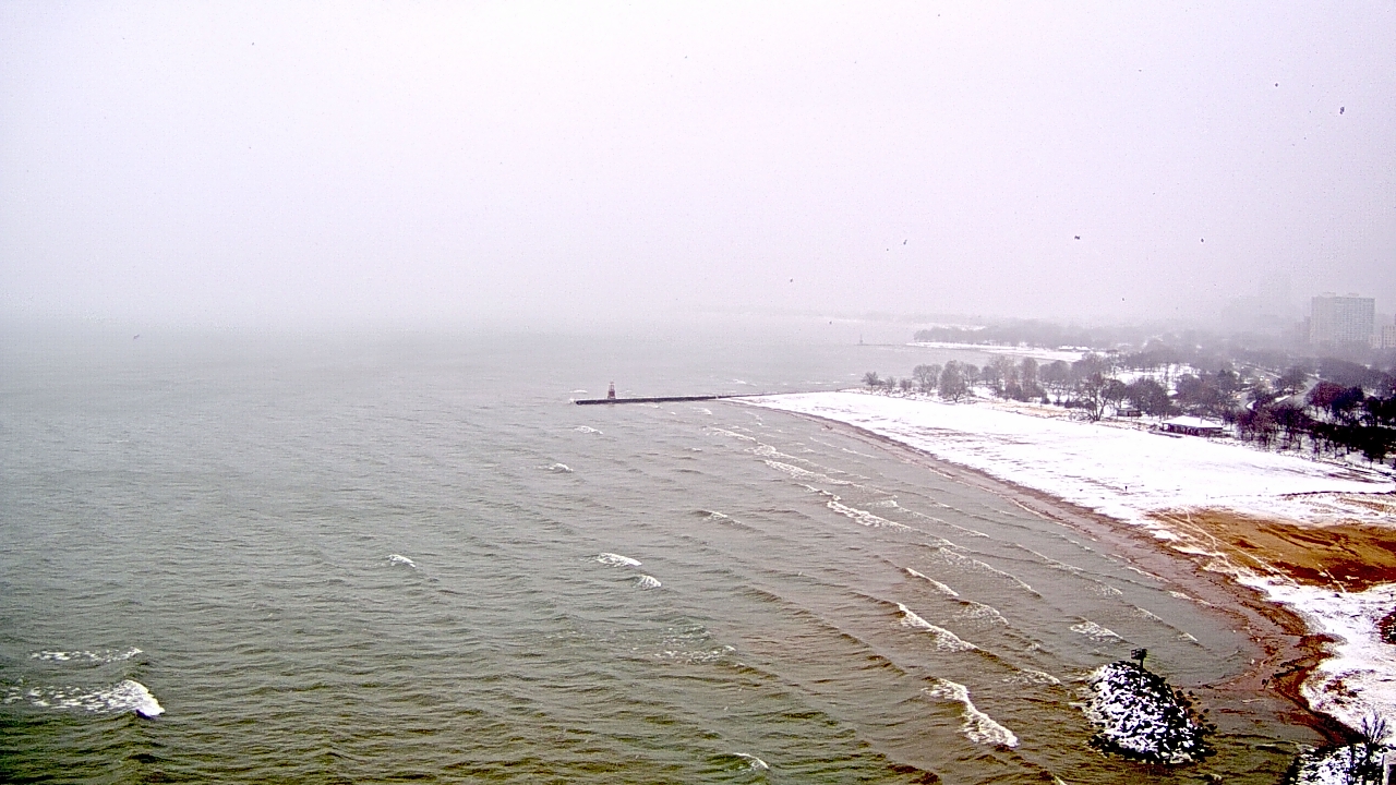 Thumbnail for current weather camera view from Edgewater Beach in Chicago, Illinois