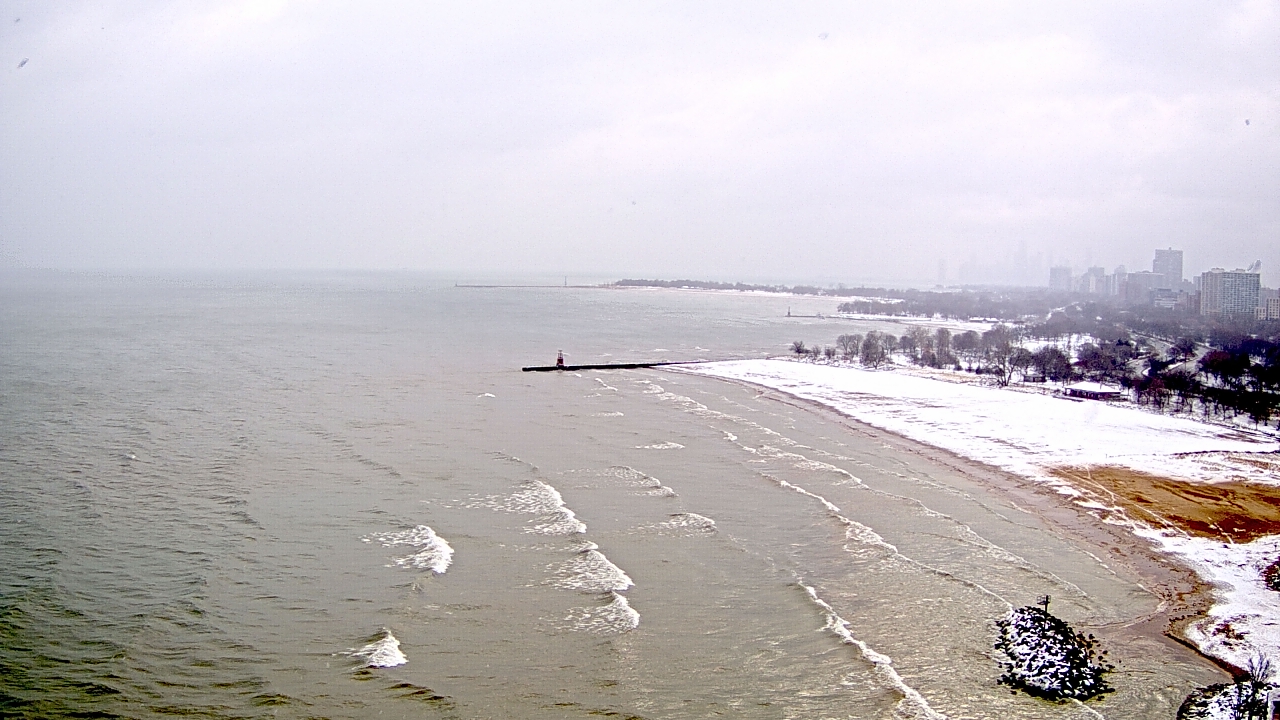 Thumbnail for current weather camera view from Edgewater Beach in Chicago, Illinois