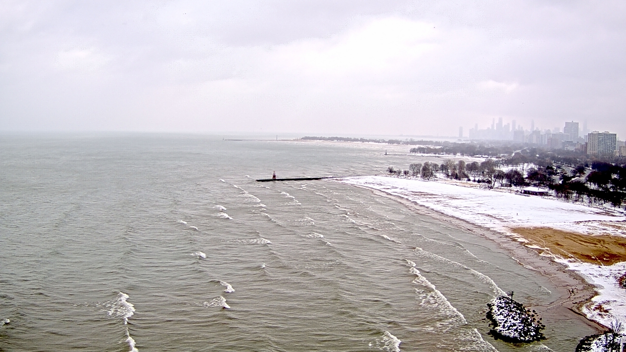 Thumbnail for current weather camera view from Edgewater Beach in Chicago, Illinois