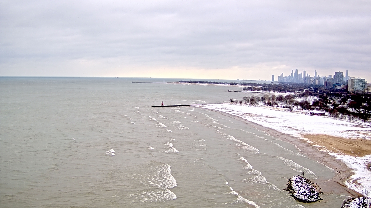 Thumbnail for current weather camera view from Edgewater Beach in Chicago, Illinois