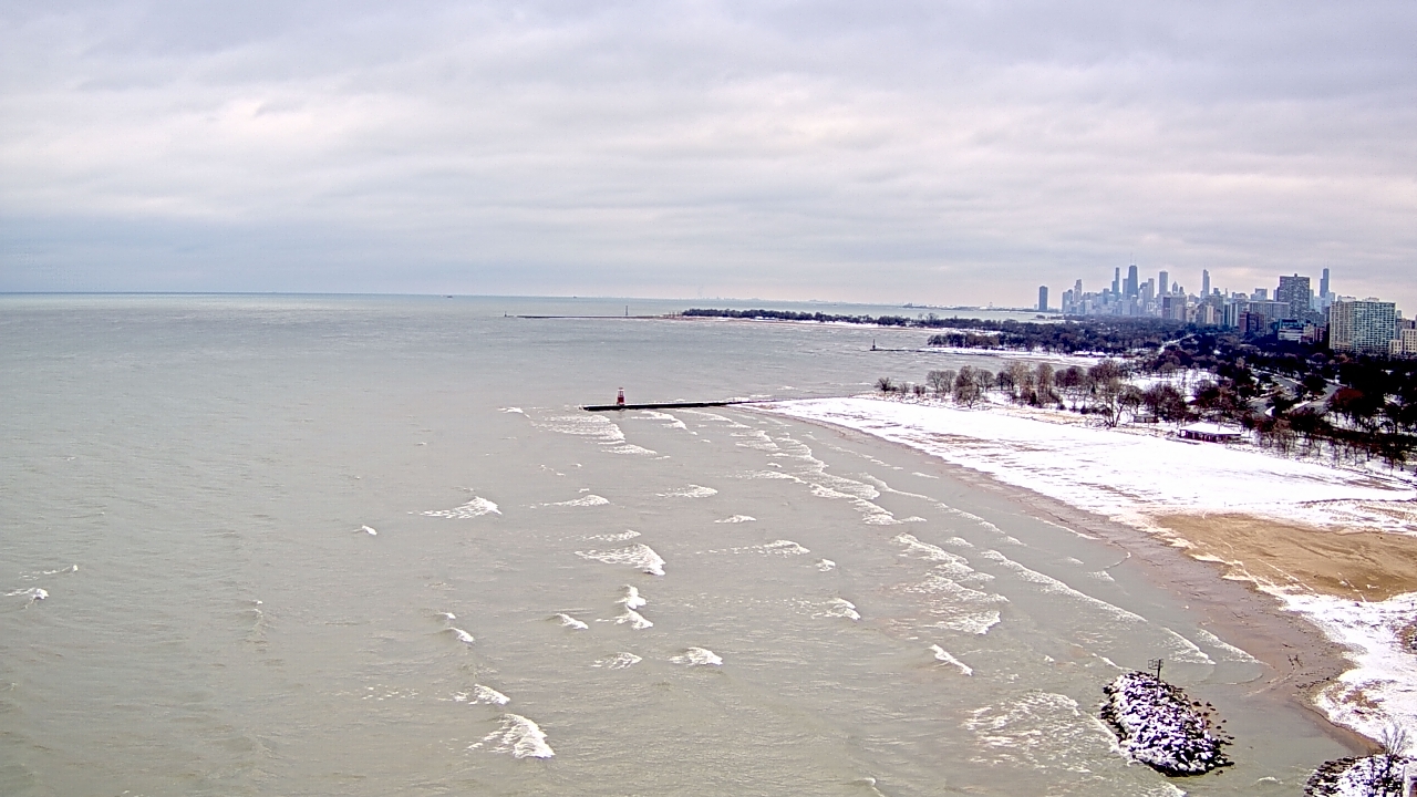 Thumbnail for current weather camera view from Edgewater Beach in Chicago, Illinois
